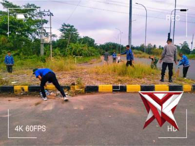 TRIPIKA Kec.Jejawi & warga bergotong royong membersihkan ruas jalan pintu Exit Tol Karang Agung OKI - PoliceTube