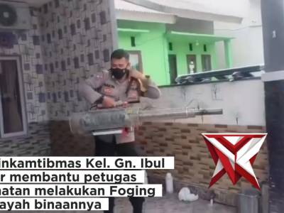 Bhabinkamtibmas Gunung Ibul Timur Aipda B. Hakkin memerikan bantuan ke masyarakat yang membutuh