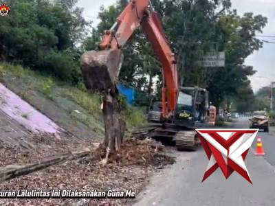 Pengaturan lalu lintas oleh personel Satlantas Polres Muara Enim