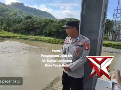 Cek debit air sungai lematang