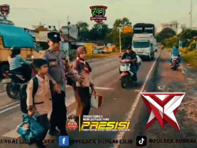 POLSEK SUNGAI LILIN MEMBANTU ANAK SEKOLAH MENYEBRANG JALAN - PoliceTube