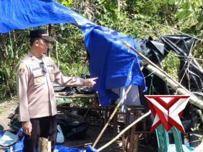 Pembongkaran terhadap pondok narkoba yg berada di perkebunan warga Desa Terusan Menang Kec. SP Padan - PoliceTube