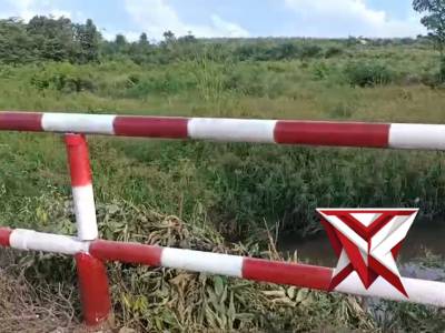 (09)Pers Polsek BTS Ulu membuat &mengecat pagar Jembatan Sungai Jernih. - PoliceTube
