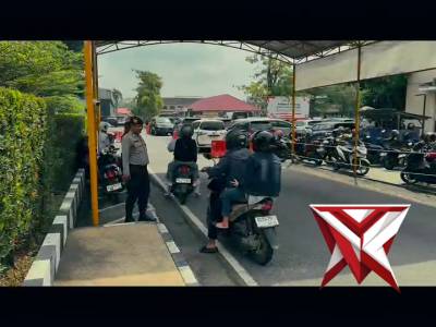 PELAKSANAAN PENGATURAN DAN PENGECEKAN IDENTITAS TAMU YANG INGIN MEMASUKI MAPOLDA.