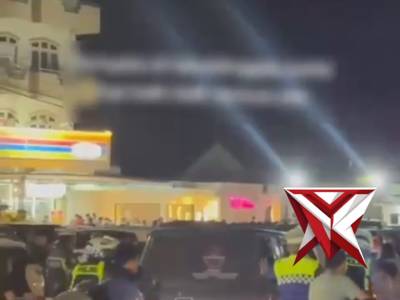 POLISI MEMBANTU MASYARAKAT YANG MOGOK