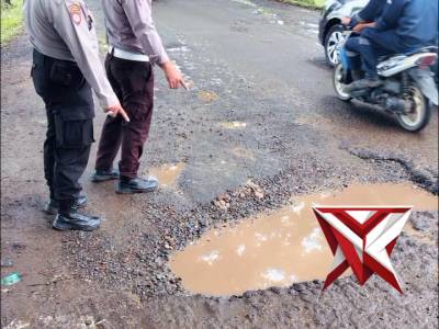 Polsek plaju giat Penambalan jalan yang berlonang - PoliceTube