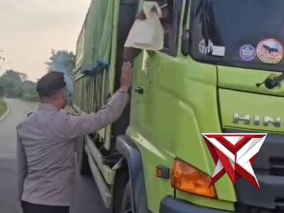 Polisi sahabat masyarakat. Berbagi rezeki, merajut tali silaturahmi. ?????