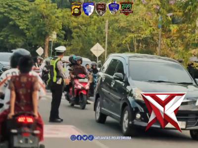 "Polres muba memberikan pengaturan lalin aktivitas pagi masyarakat oleh sat lantas polres muba"