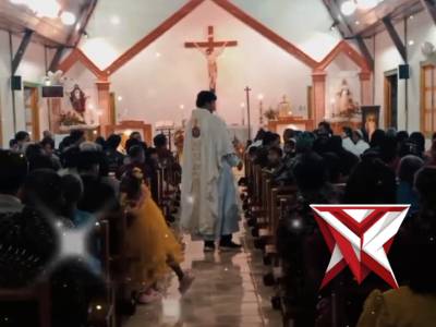 Polsek Jayaloka Polres Musi Rawas Laks Pengamanan ibadah di gereja Santo Paulus desa Bangunrejo