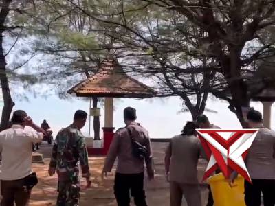 Polsek Dasuk bersih-bersih Pantai Slopeng - PoliceTube