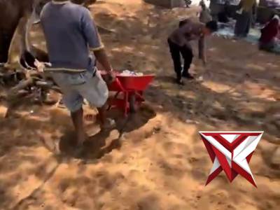 Bersih-Bersih Pantai Slopeng - PoliceTube