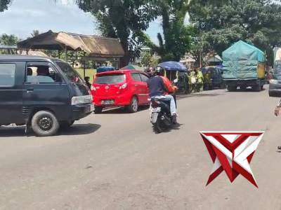 Polsek Merapi Turlalin antisipasi jam rawan macet pada saat pulang sekolah - PoliceTube