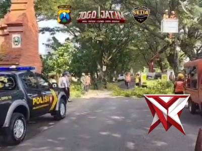 Kapolsek Kartoharjo bersama anggota mengikuti kegiatan perampingan pohon yang dinilai rawan tumbang,