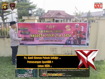 Kanit Binmas Polsek Sekayu melakukan pemasangan spanduk