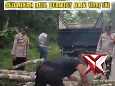 Gerak Cepat Polsek Muara Beliti Polres Musi Rawas Evakuasi Pohon Tumbang di Jalinsum - PoliceTube