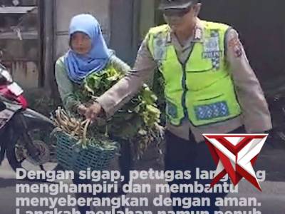 Anggota Polresta Banyumas Bantu Seorang Ibu Menyebrang saat Lalu Lintas Ramai.