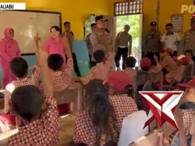 BHAYANGKARI CABANG PULAU TALIABU SALURKAN BANTUAN UNTUK SISWA SISWA SEKOLAH DASAR - PoliceTube