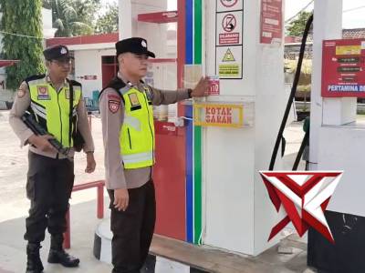 Personil Polsek Belitang I melaksanakan giat Penempelan Stiker Hotline 110