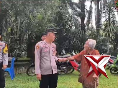 *title*

Aksi Humanis Personel Polres Musi Rawas Bantu Warga Sepuh Beribadah di Gereja
