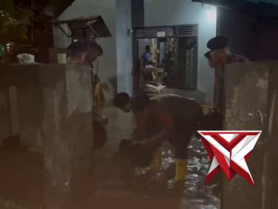 Banjir Bandar Lampung: Tim SAR Brimob Polda Lampung Gerak Cepat Evakuasi Warga di Way Halim Permai - PoliceTube