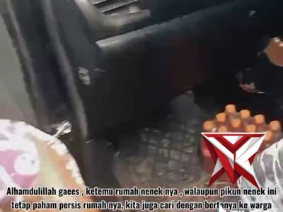 Personil Polres Musi Rawas menghantarkan nenek yang tersesat hingga ke rumahnya