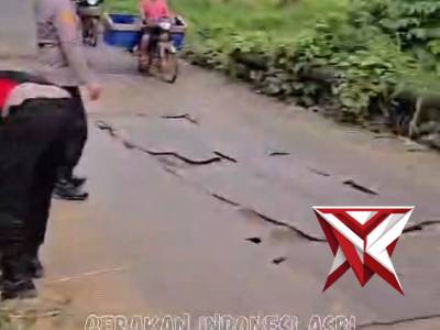 Polsek BTS Ulu Pasang Tanda Peringatan di Jembatan Cik Anis - PoliceTube