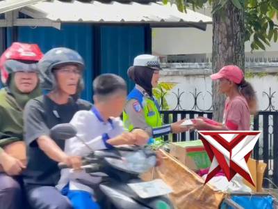 SAT LANTAS POLRES OKU MELAKSANAKAN KEGIATAN JUM'AT BERKAH, MEMBAGIKAN NASI KOTAK KEPADA MASYARAKAT /