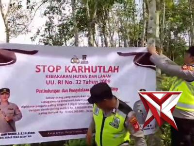 Giat pemasangan spanduk stop karhutlah