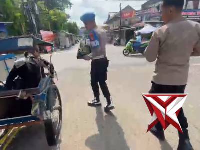 Polisi melakukan kegiatan berbagi rutin IK3