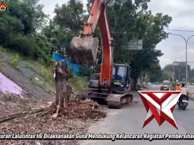 Pengaturan lalu lintas oleh personel Satlantas Polres Muara Enim

Pengaturan lalulintas ini dilaksan