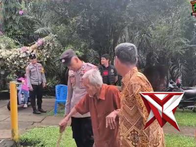 Aksi Humanis Personel Polres Musi Rawas Bantu Warga Sepuh Beribadah di Gereja