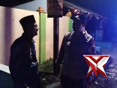 anggota polsek tajinan laksanakan patroli malam hari sekaligus dialogis kamtibmas - PoliceTube