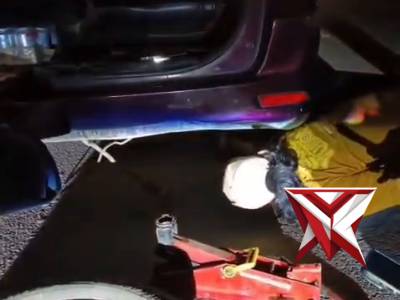 Aksi Personil Polsek Babat Toman membantu Masyarakat yang mengalami kendala kendaraan..