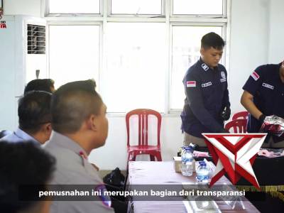 Polres OKI memusnahkan barang bukti narkotika jenis sabu seberat satu 927 gram pada Kamis pagi.
Pemu
