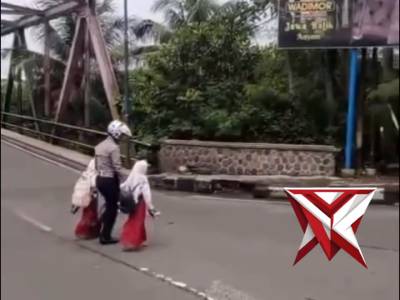 Anggota Sat Lantas Polres Banjar Selalu Sigap Membantu Masyarakat - PoliceTube
