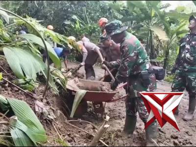 Polres Sumedang Bersama TNI, BPBD dan Warga Lakukan Evakuasi Tanah Longsor di Cipanas Tanjungkerta