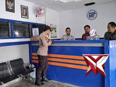 Anggota Polsek Klabang Melaksanakan Pengamanan dan Pengawasan Penyaluran PKH