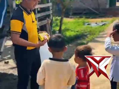 Kapolsek Tungkal Jaya Berbagi Kepada Anak-Anak