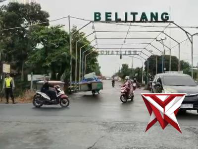 Personil Polsek Belitang I melaksanakan giat Pengaturan Lalu Lintas Pagi