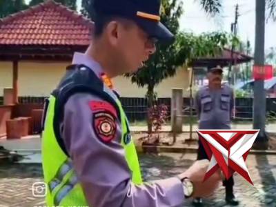 Polsek Kedunggalar melaksanakan pengecekan kesiapan personel pengamanan kegiatan perguruan pencak - PoliceTube