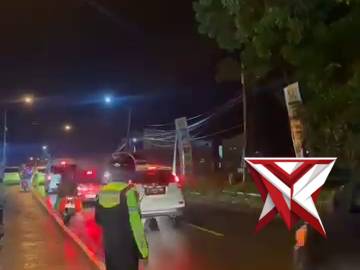 Polresta Bandung mengurai kemacetan yang terjadi di perbatasan Nagreg Limbangan dengan menarik kenda