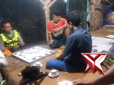 Personel Polsek Larangan melaksanakan giat Patroli dialogis