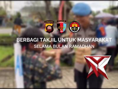 Bidpropam Polda Kalimantan Barat berbagi takjil kepada masyarakat sebagai wujud kepedulian