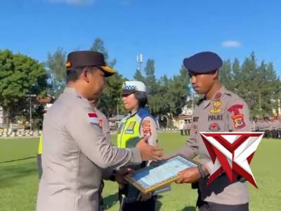 Pemberian penghargaan bagi personel Polda NTT yang berprestasi