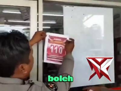 Pemasangan stiker call center 110 di tempat publik - PoliceTube