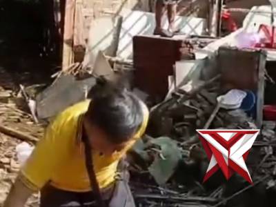 POLSEK JOGOROGO GOTONG ROYONG MEMBANTU RUMAH WARGA YANG ROBOH