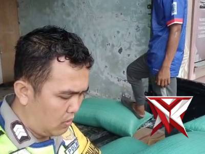 ??Bhabinkamtibmas Polsek Tugumulyo  mendampingi petani mnjual hasil jagung ke Bulog