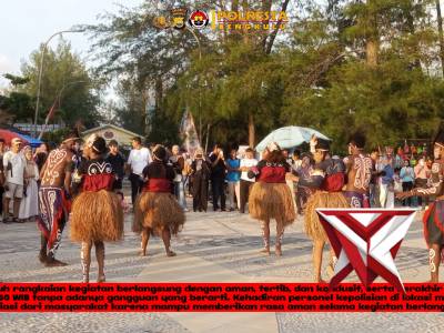 Polsek Ratu Samban melaksanakan monitoring dan pengamanan kegiatan penampilan tarian khas Papua oleh - PoliceTube