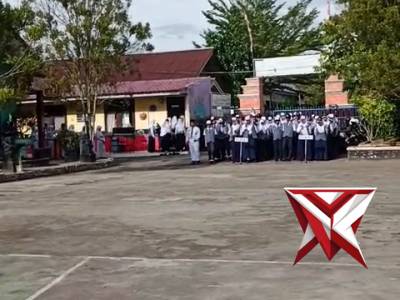 Bhabinkamtibmas polsek tugumulyo Aipda Gita novial mnjadi Irup di SMP B srikaton