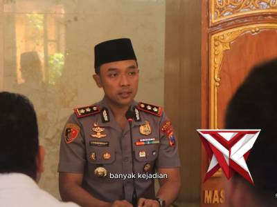 Kapolres Ngawi melaksanakan kegiatan dzikir pagi di Masjid Miftahul Huda Polres Ngawi.